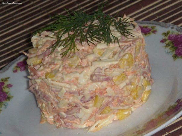 Салатов с тунцом и крабовыми палочками Салатов с тунцом и крабовыми палочками