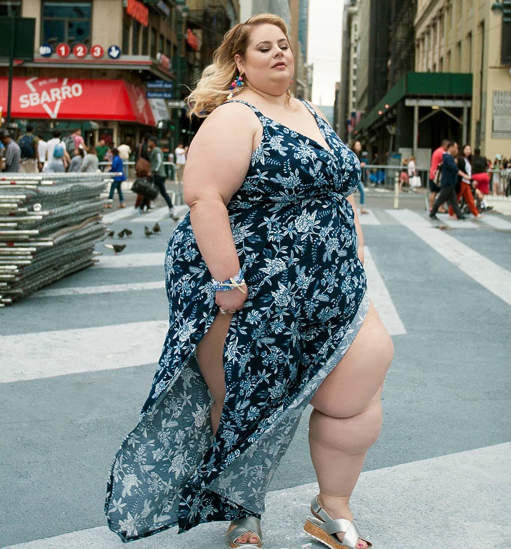 Толстая женщина в платье